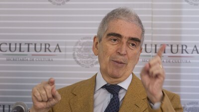El secretario de Cultura nació en 1954 en la Ciudad de México, es diplomático, abogado, historiador y ensayista