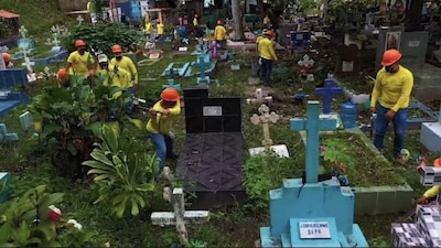 Las autoridades de El Salvador borran en cementerios cualquier marca dejada por delincuentes