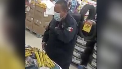 El policía llevaba en varios artículos escondidos entre su uniforme