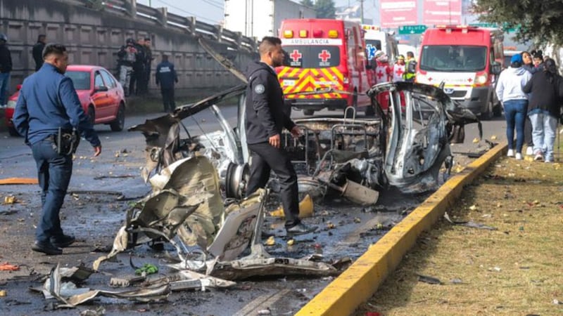 Tragedia en Lerma: Auto con pirotecnia estalla frente a Plazas Outlet y deja 3 lesionados