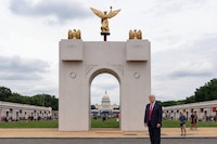 Trump dice que el arco que planea construir será un “complejo militar de primera categoría”
