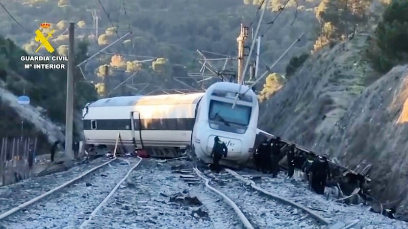 Sube a 39 el número de muertos por descarrilamiento de tren en España