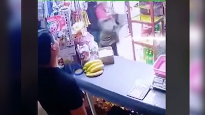 El encargado de la tienda intentó proteger al niño, pero no tuvo éxito