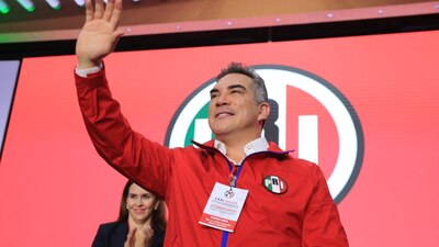 Al medio día, emitió su voto, ante los aplausos de cientos de consejeros que lo arroparon