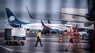 Los pilotos informaron a los viajeros que tuvieron que abortar el aterrizaje por la saturación que había en la pista.