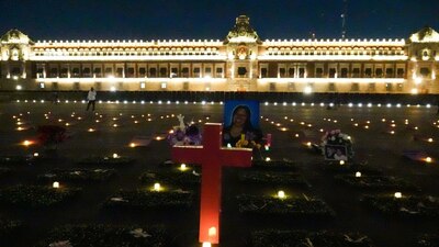 Instalan velas y memorial en la plancha del Zócalo