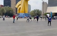 Maestros de la CNTE arman ‘cascarita’ en pleno bloqueo en Reforma
