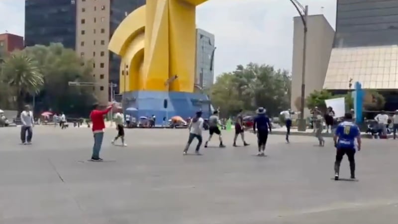 Maestros de la CNTE arman ‘cascarita’ en pleno bloqueo en Reforma