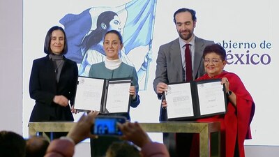 Sheinbaum firmó decreto de reforma eléctrica para hacer públicas Pemex y CFE