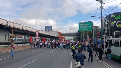Miles de capitalinos se han visto por los bloqueos que realiza la ANUEE