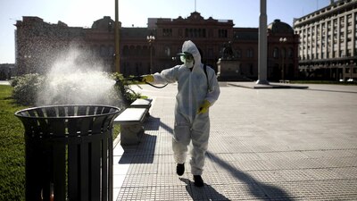 Un hombre sanitiza las calles de rgentina para evitar una rápida propagación del coronavirus