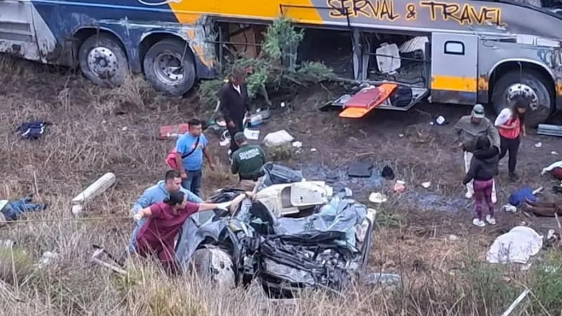 Autobús de pasajeros se impacta contra auto en la San Luis Potosí-Cerritos; hay 4 muertos