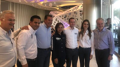 Hay sonrisas, pero también tensión