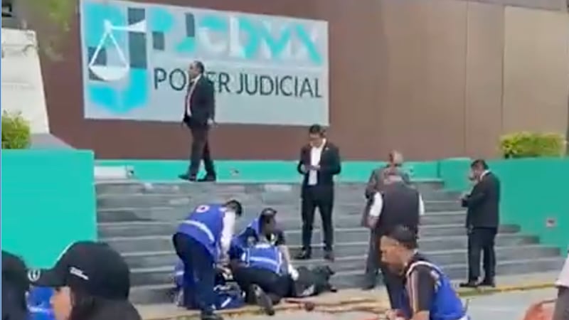 Menor de edad dispara contra abogado frente a Juzgados en la Doctores; policía hiere al agresor