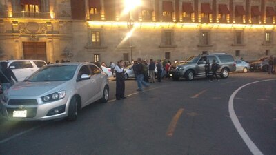 Los automóviles estaban estacionados en doble fila en el Zócalo