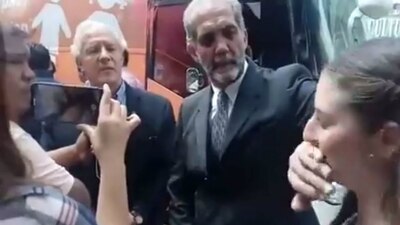 Juan Dabdoub le tapó la boca a una mujer que lo cuestionó en Jalisco