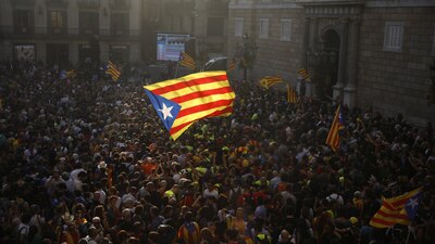 La bandera de Cataluña es ondeada en Barcelona tras su declaración unilateral de independencia