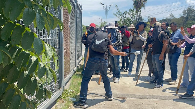 Maestros de la Ceteg irrumpen en el Congreso de Guerrero; causan daños en automóviles