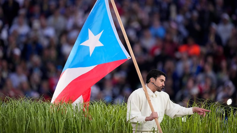 Bad Bunny llena el Super Bowl de símbolos latinos y reivindica la identidad migrante