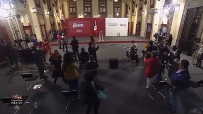 Más de un minuto después los reporteros asistentes a la mañanera fueron desalojados del recinto.