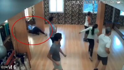 El hombre comenzó la clase de baile, luego se detuvo, se recargó y finalmente cayó