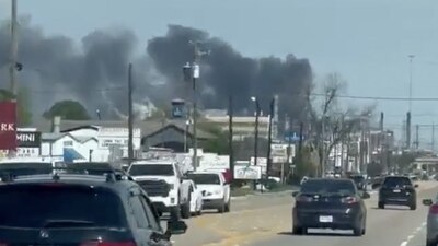 Según los primeros reportes, el incendio ocurrió dentro de una de las unidades de Deer Park, en Texas