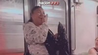 VIDEO: Le cantan ‘Las Mañanitas‘ a vendedora del Metro; ella se conmueve hasta las lágrimas