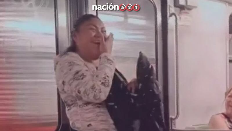 VIDEO: Le cantan ‘Las Mañanitas‘ a vendedora del Metro; ella se conmueve hasta las lágrimas