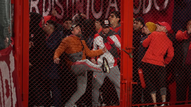 Copa Sudamericana se tiñe de sangre, tras riña entre hinchas de Independiente y U de Chile
