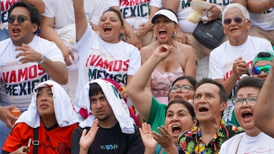 CANCÚN, QUINTANA ROO, 11JUNIO2026.- Aficionados se reunieron para seguir la transmisión del partido inaugural de la Copa Mundial de Futbol 2026 entre México y Sudáfrica y celebraron la anotación de Julián Quiñones, autor del primer gol del torneo. FOTO: ELIZABETH RUIZ/CUARTOSCURO.COM