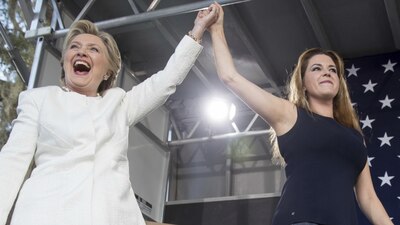 Hillary Clinton y Alicia Machado durante un evento en Florida este martes