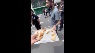 El restaurante Buffalo Wild Wings fue quien tomó la iniciativa de regalar pan.