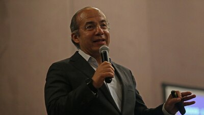 "Que se respeten los derechos de los trabajadores en la refinería de mi compadre", dijo el expresidente Felipe Calderón
