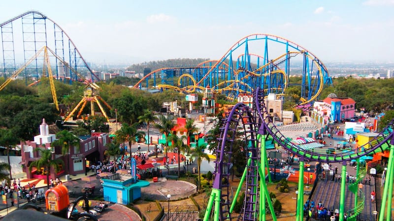 Muere joven de 17 años tras bajar de un juego en Six Flags México