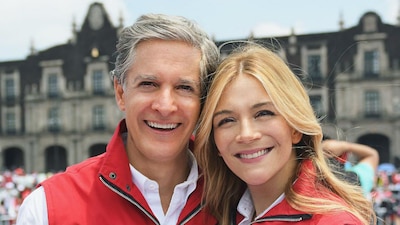 El gobernador del Estado de México acompañado de su esposa durante el proceso electoral pasado