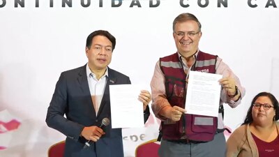 Marcelo Ebrard es la primera 'corcholata' en registrarse en Morena rumbo al 2024