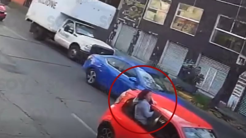 VIDEO: En Naucalpan, logran rescatar a joven que buscaba huir de auto en movimiento