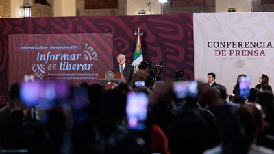 AMLO fue recibido entre porras y aplausos