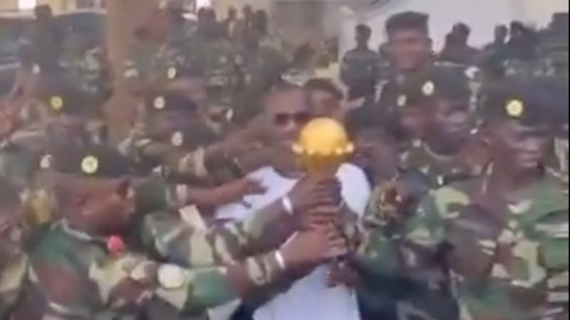 VIDEO: Senegal atrinchera la Copa Africana en base militar para evitar que le sea retirada