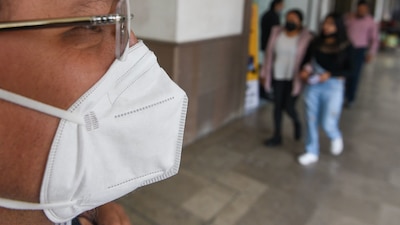 En Nuevo León volverá a sr obligatorio el uso de cubrebocas en espacios creados.