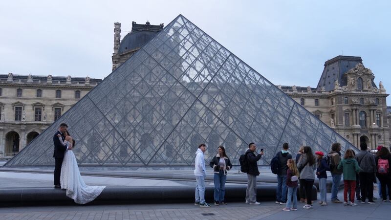 Detienen a sospechosos por el robo de joyas en el Museo del Louvre, de París