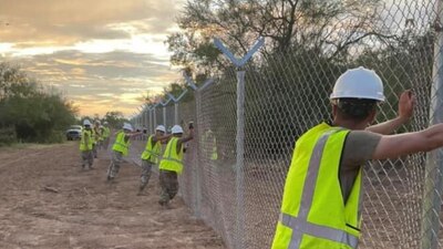 El muro fronterizo provisional tendrá una vida útil de tres meses.