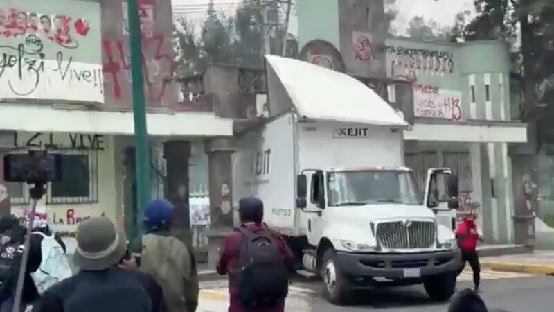 Normalistas de Ayotzinapa protestan en las instalaciones del Campo Militar 1 de la Defensa