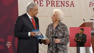 Le regaló un libro a AMLO para que conozca la historia de su fundación