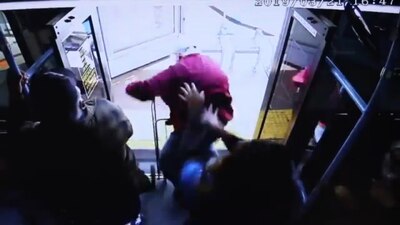 El momento en el que una mujer lanza de un autobús a una persona de la tercera edad