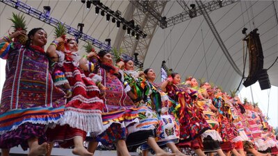 La Guelaguetza es una puesta en escena de bailes y sones autóctonos de las ocho regiones de Oaxaca