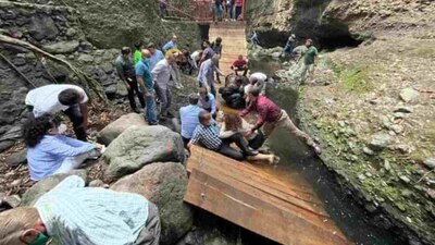 De las 25 personas lesionadas, ocho fueron trasladadas en camillas