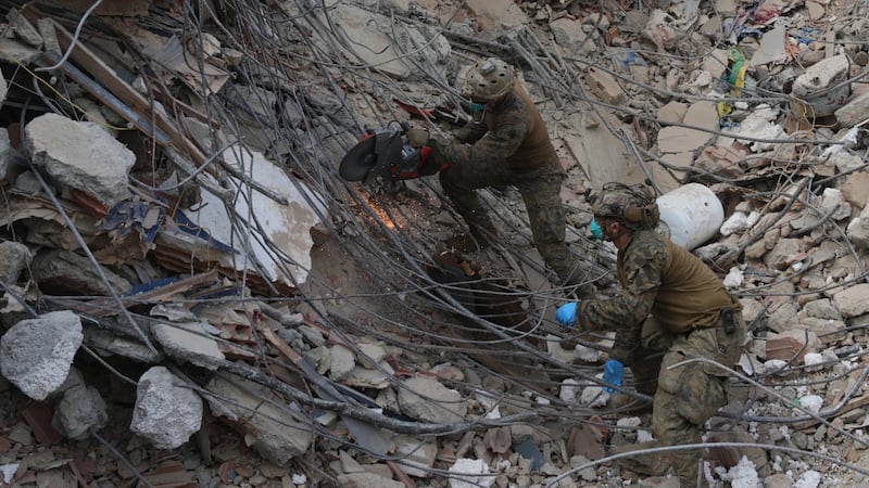 Sube a 4 mil 930 la cifra de fallecidos por los terremotos en Venezuela