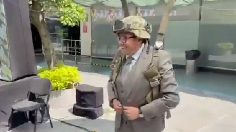 VIDEO: Saúl Monreal usa paracaídas de la Marina y nos regala un simpático momento