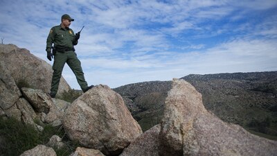 Un agente fronterizo estadounidense patrulla cerca de la frontera en Tecate, California